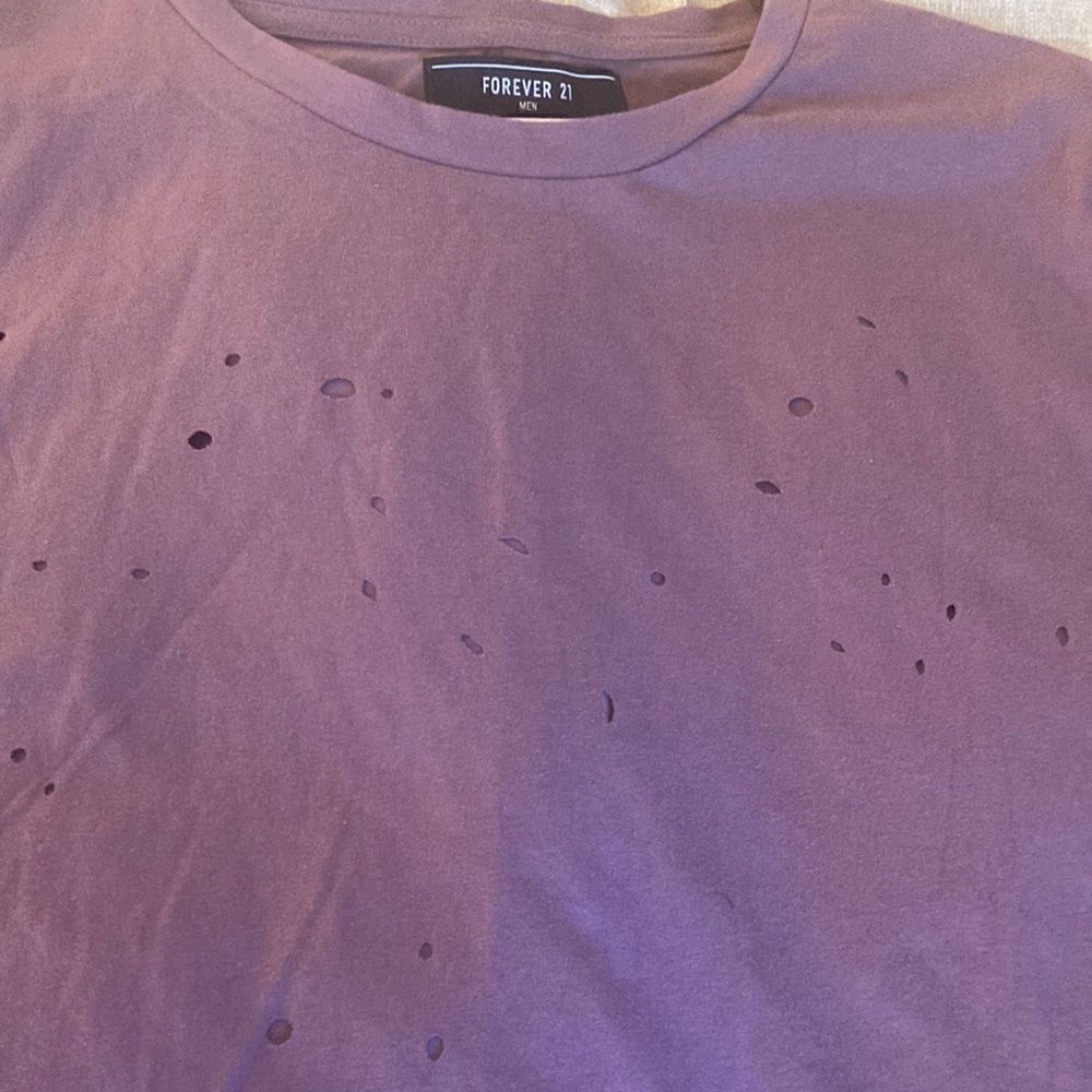 NWOT Forever 21 Mens Torn Short Sleeve T Shirt. Size Large.